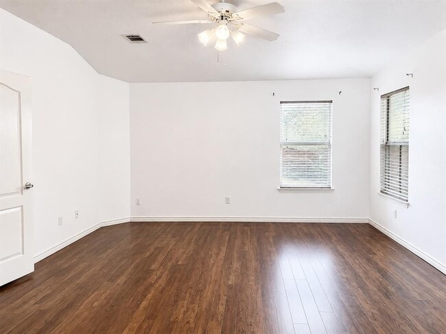 Building Photo - 9412 Lightwood Cove