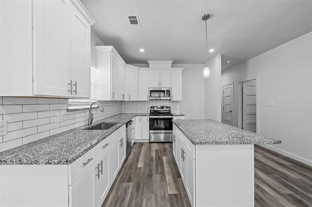 Building Photo - 208 D St