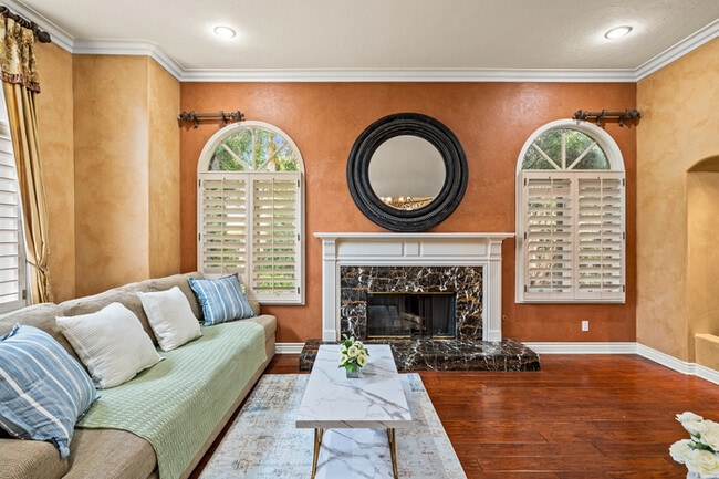 Building Photo - Elegant 5BR Furnished Estate with Pool & G...