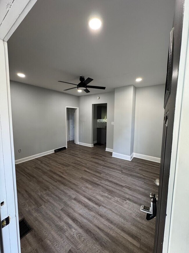 Building Photo - 384 Clarendon Ave