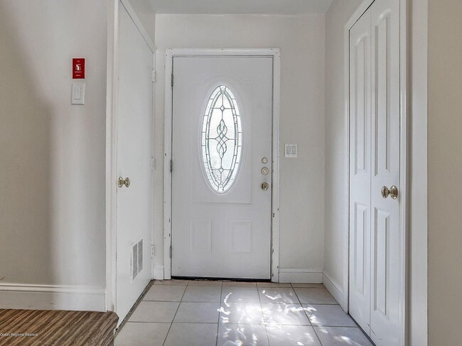 Building Photo - "Charming 3-Bed, 2- in Lakewood -