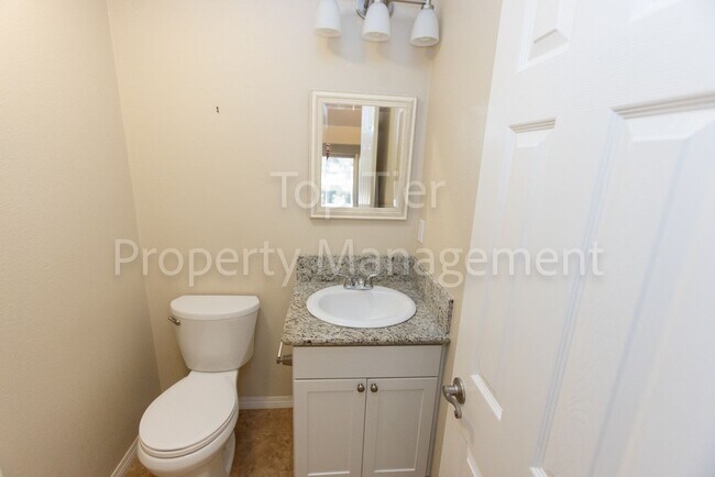Building Photo - Beautiful 2 bed, 2.5 bath, 1373 sqft Townh...