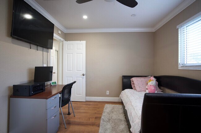 Building Photo - 2836 SW 4th Ct