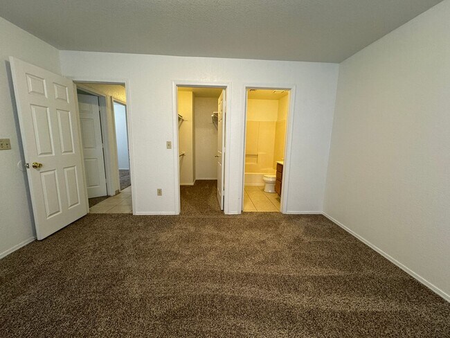 Building Photo - 3BR Duplex with gated yard and Garage
