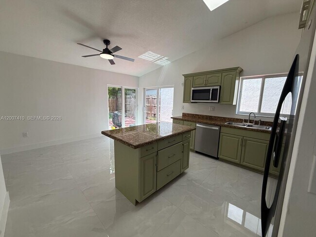 Building Photo - 10058 SW 156th Ct