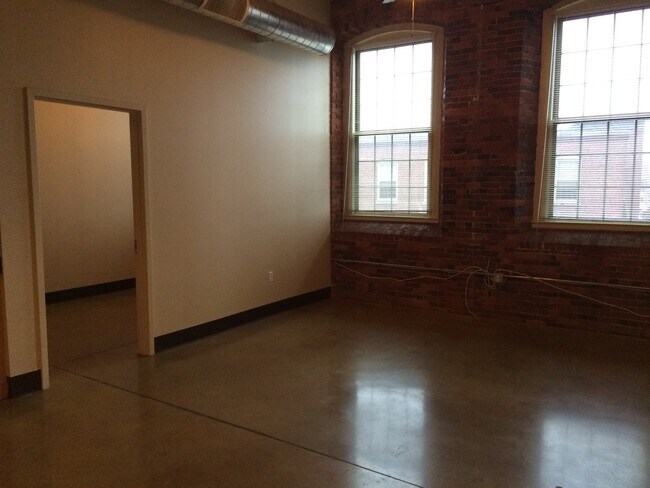 Building Photo - 100 Main St