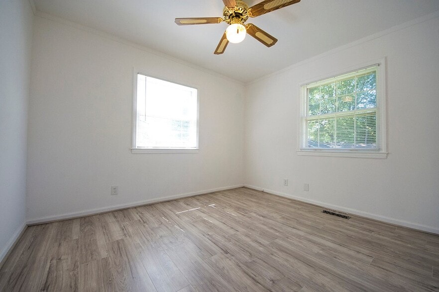 Building Photo - 105 N Cypress Rd