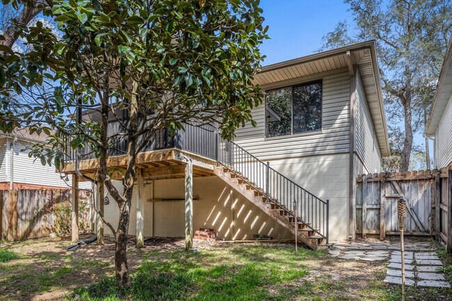 Building Photo - Modern Comfort in the Heart of Niceville!