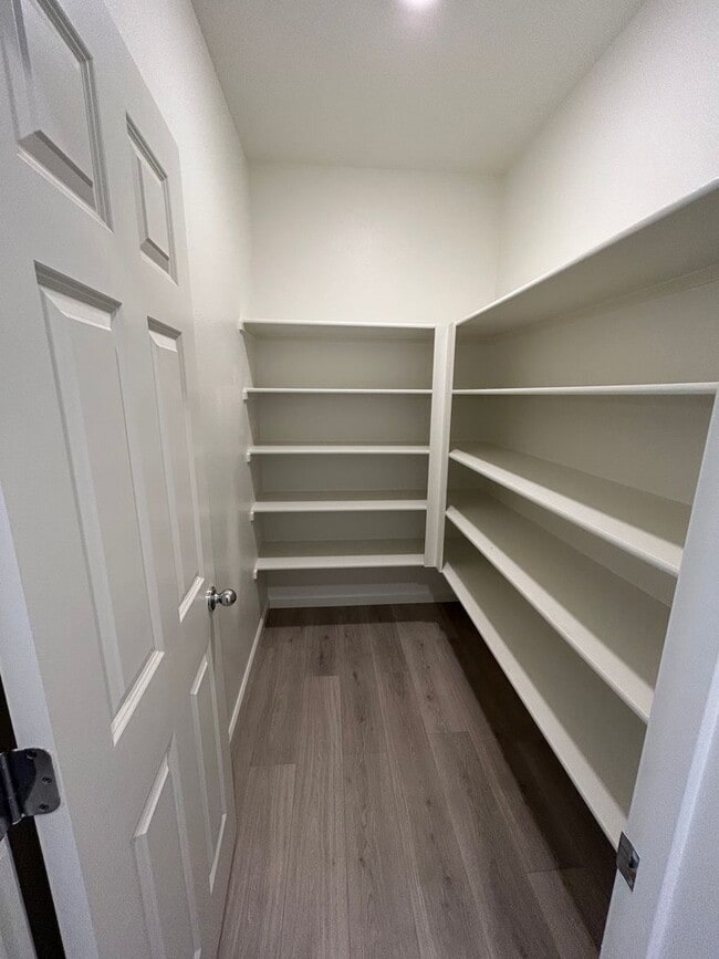 Building Photo - 5 Bedroom 4 Bathroom Home in The Quail Riv...