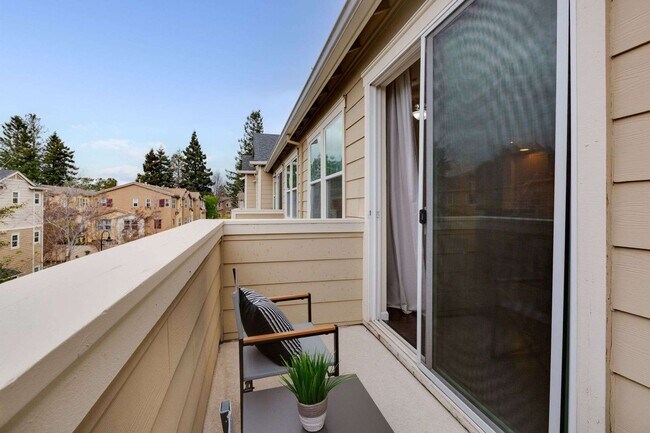 Building Photo - Stunning Top-Floor Condo with Open Layout, Modern Upgrades, and Prime Location 6 MONTH LEASE