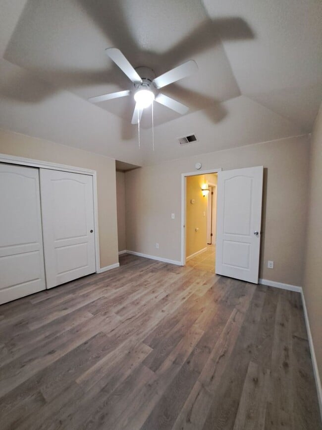 Building Photo - Stunning Large 4 Bedroom Home! Located Near Cedar & Nees!