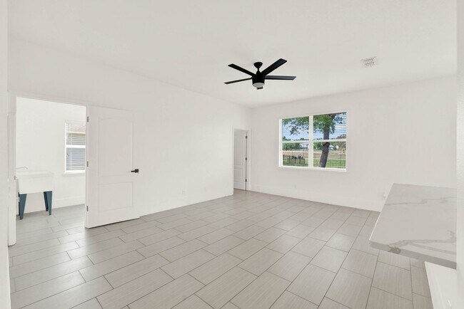 Building Photo - RENOVATED 5 BEDROOM FENCED IN, GOLF FRONTA...