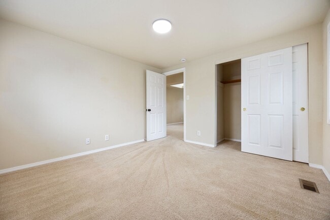 Building Photo - Spacious 5 bed/2 bath in SE Portland