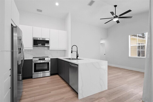 Building Photo - 824 Sand Creek Cir
