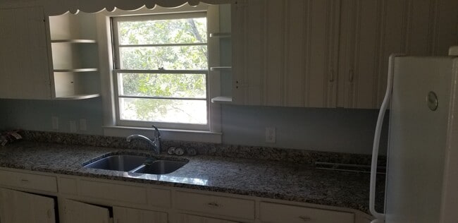 Building Photo - 211 Oak Leaf Dr