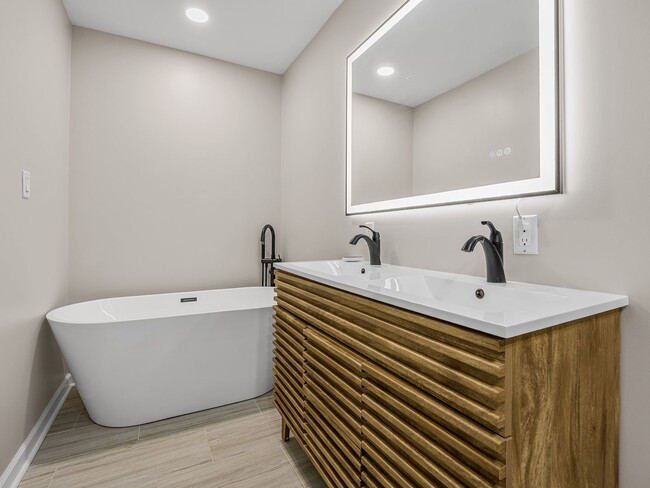 Building Photo - Luxury Living Awaits in this 6 Bedroom, 5 Bathroom Home – Elegant Comfort in a Prime Location