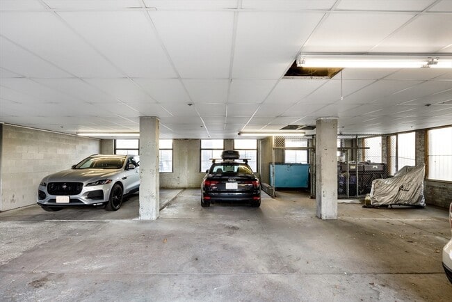 Building Photo - 320 W 2nd St