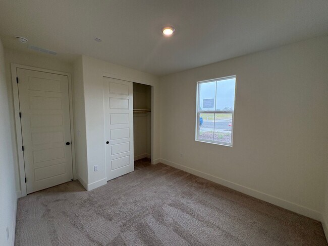Building Photo - NW Visalia Home Rent Ready! Walking distance to Oak Grove