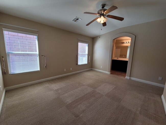 Building Photo - Beautiful Single Story Town Home in Mountains Edge Community