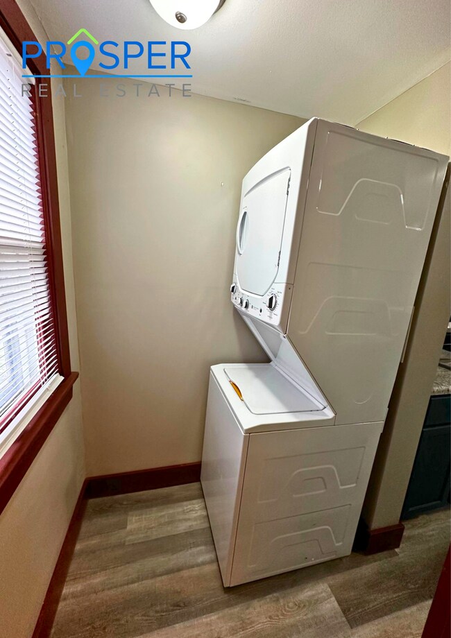 Building Photo - OM1104