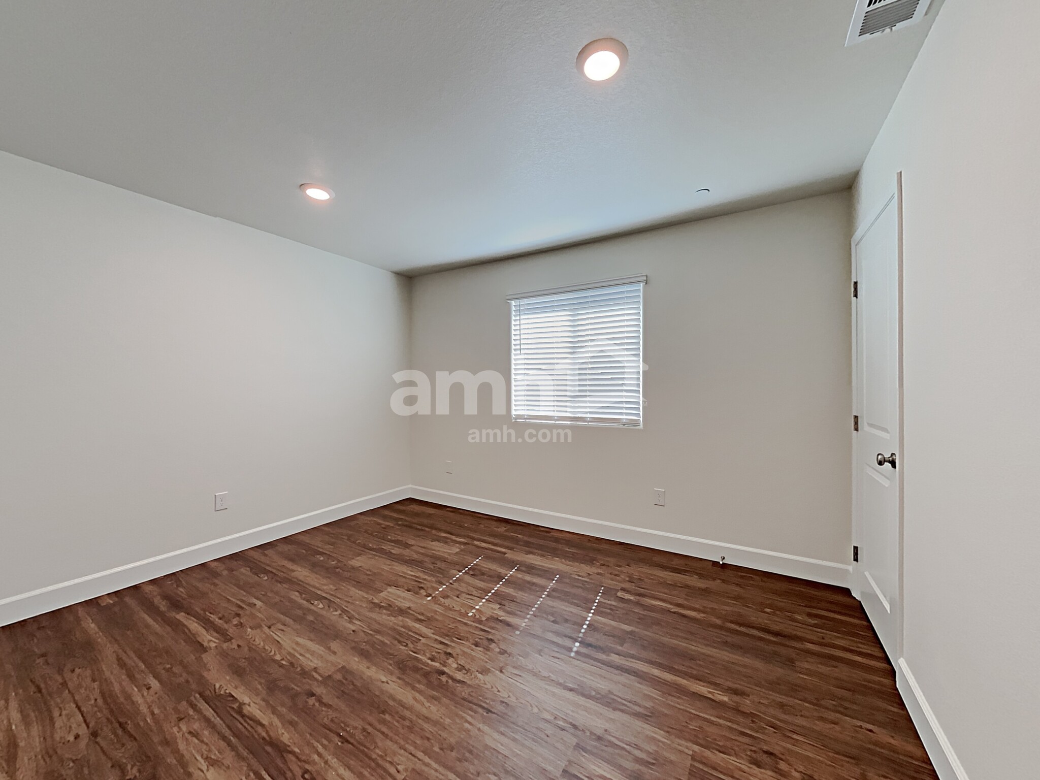 Building Photo - 5856 Vaes Dothrak St