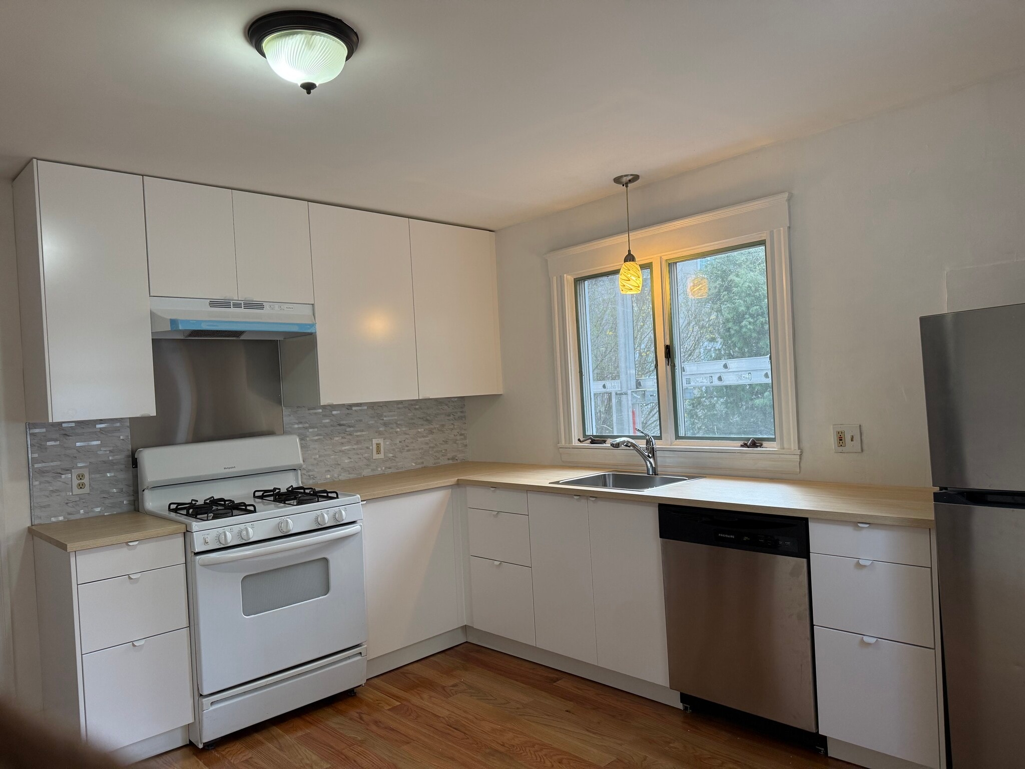 Building Photo - 65 Bacon St