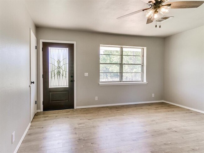 Building Photo - 502 N Oak St