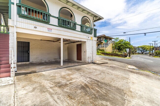 Building Photo - Newly renovated 3/1 with 2 Parking stalls