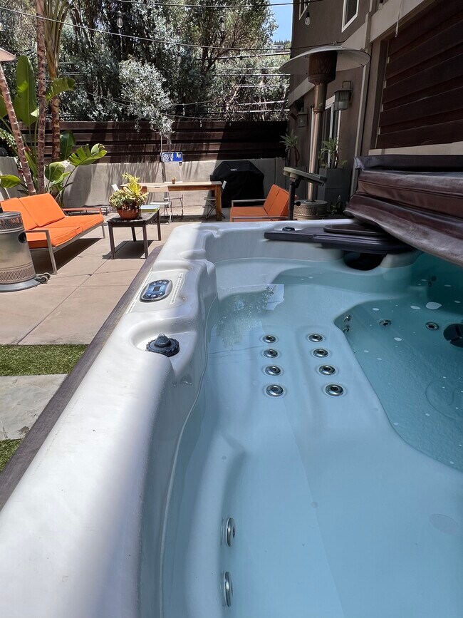 Outdoor jacuzzi - 8101 Gould Ave