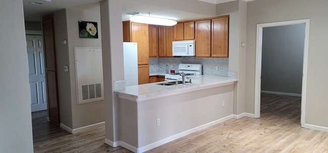 Building Photo - Elk Grove Condo For Rent! ~ MOVE IN SPECIAL!