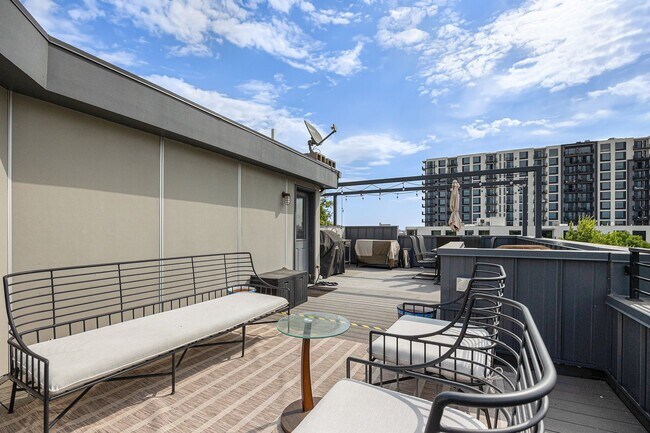 Building Photo - End unit 2bed/2.5 bath plus bonus office/r...