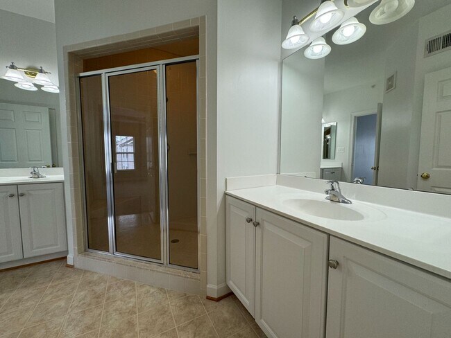 Building Photo - Stunning 3 Bed 2.5 Townhome In Amenity-Ric...