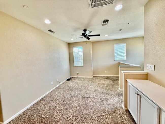 Building Photo - Great Home available immediately