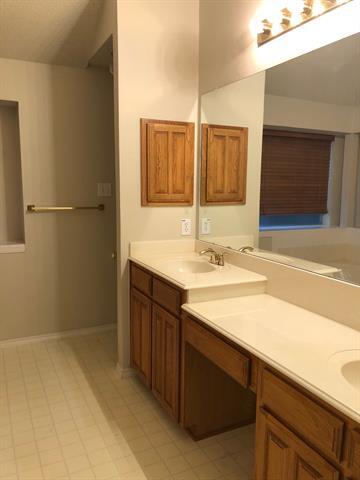 Building Photo - 2118 Stoneridge Dr