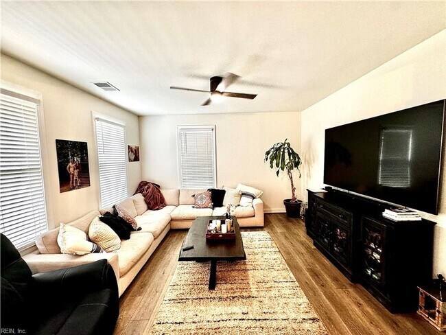 Building Photo - Stunning Modern Haven