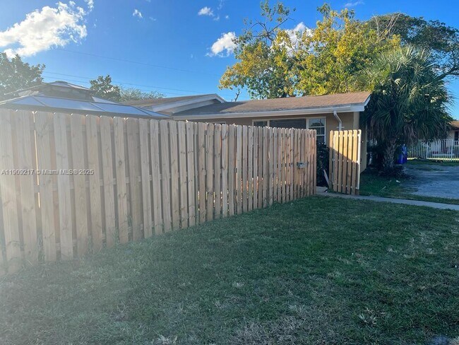 Building Photo - 1625 NW 9th Ave