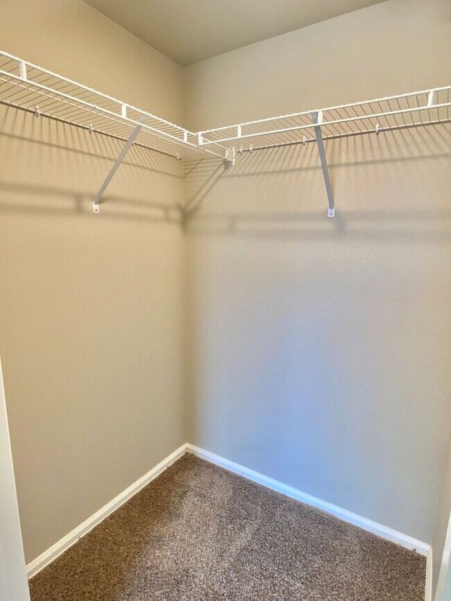 Building Photo - West Greeley Townhome with Garage!