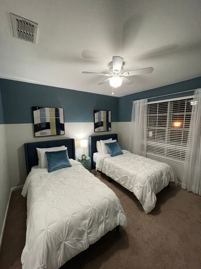 Building Photo - Beautiful 3 bed 2.5 bath condo with gorgeous hard wood floors.