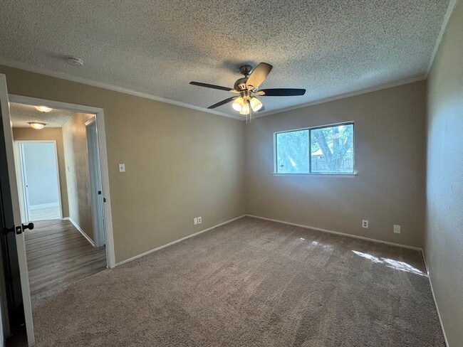 Building Photo - MOVE IN READY 3/2 LOCATED INSIDE 1604/CULE...