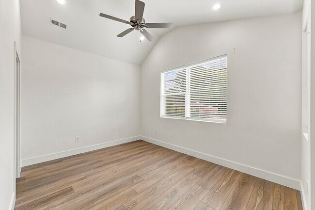 Building Photo - 2725 Whittle Springs Rd