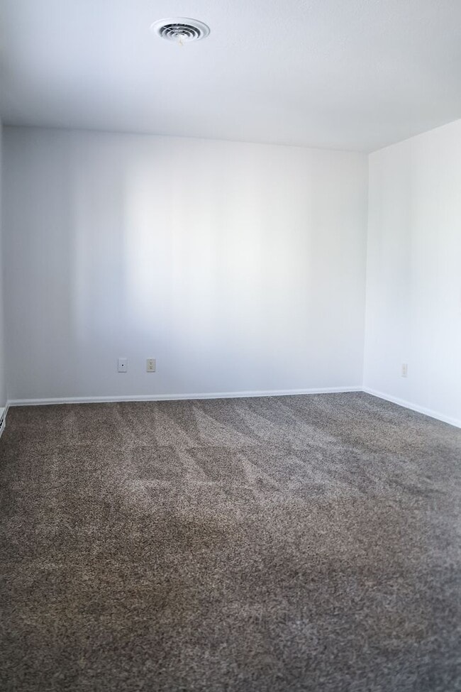 Building Photo - 3 Bedroom Rockrimmon Condo, NO DEPOSIT AND...