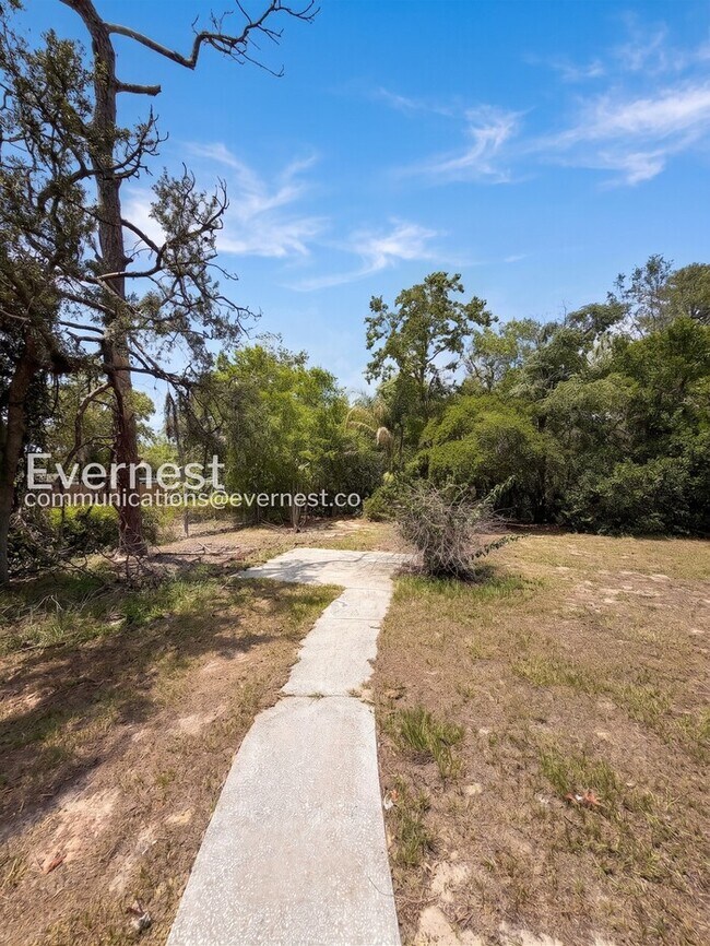 Building Photo - 3 Bed, 2 Bath Home with Spacious Yard and Attached Garage for Rent / Available Soon!