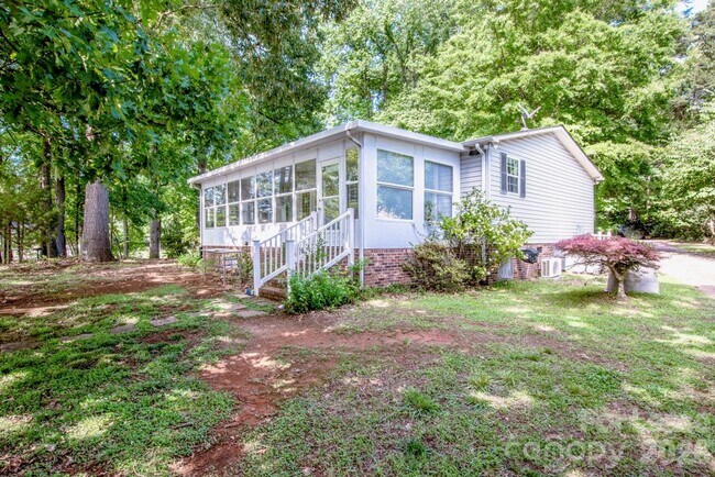 Building Photo - 447 Kemp Rd