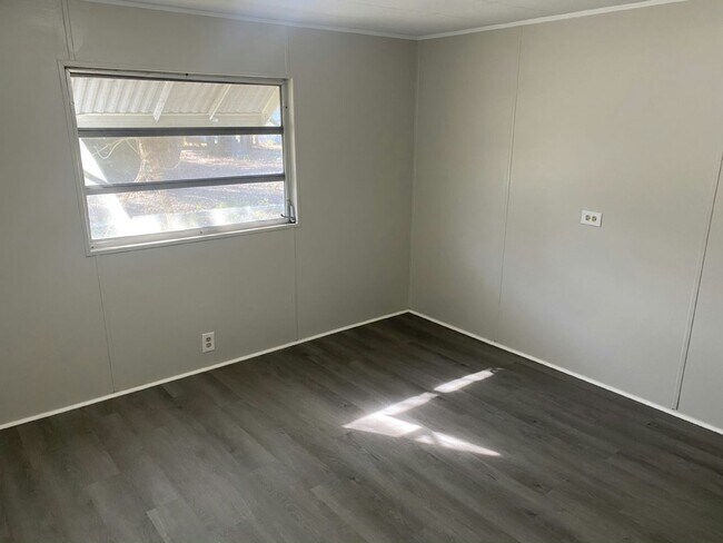 Building Photo - 5 Crest Ave