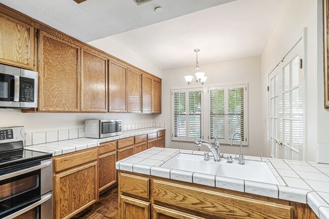 Building Photo - Two Primary Suites w/ Bonus Room l Prime L...