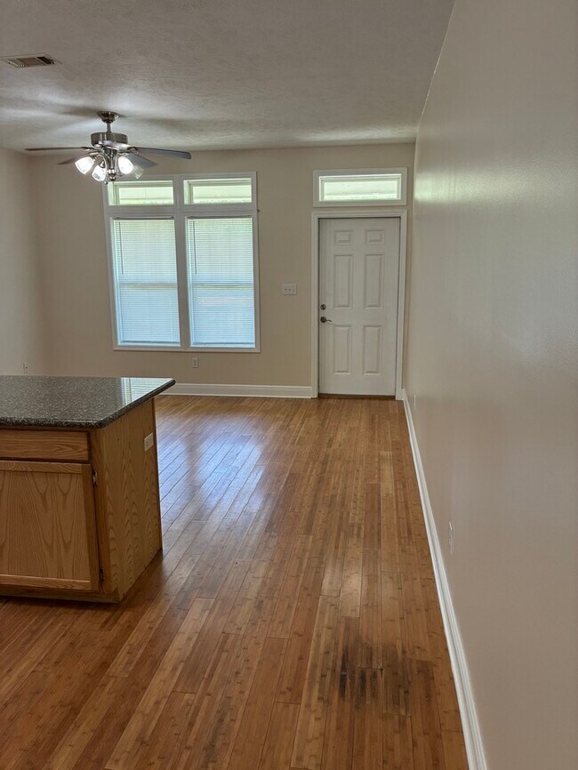 Building Photo - Beautiful 2/1 in Bay St. Louis, MS