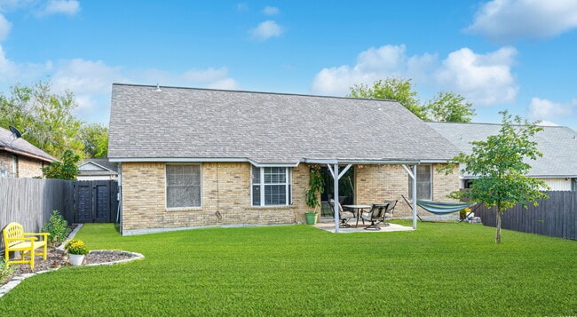 Building Photo - "Charming 2-Bed Oasis with Granite Touches in Schertz - Your Cozy Retreat Awaits!"