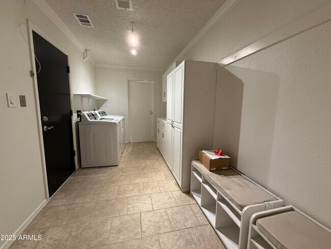 Building Photo - 8902 E Cholla St