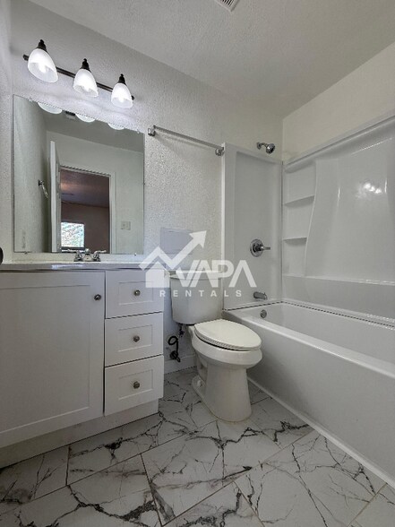 Building Photo - 7915 Oval Meadows