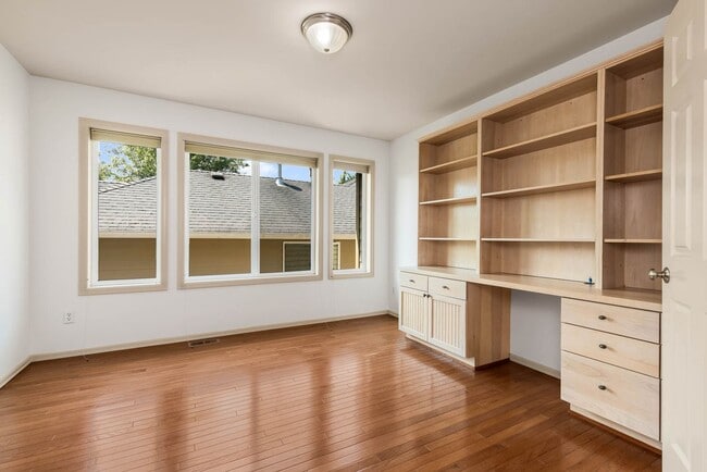 Building Photo - Elegant Redmond Retreat | 4 Bed + 2 Offices | Prime Cul-de-Sac Location